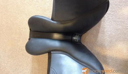 BRAND NEW Tekna jumping saddle- BLACK on HorseYard.com.au