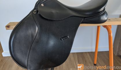 Trainers Jump Saddle 17